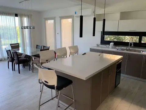 Casa 4 ambientes con 2 baños