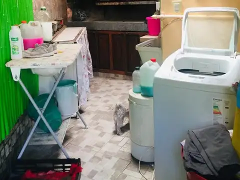 CASA + LOCAL EN VENTA EN HURLINGHAM. MUY BUEN ESTADO!