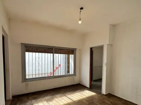 EXCELENTE CASA MULTIFAMILIAR CON 2 DEPTOS.DE 3 AMB. C/U,C/TERRAZA, GARAGE, PATIO, QUINCHO Y PARRILLA