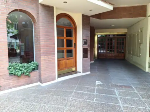 3 AMBIENTES ESTILO CHALET COCHERA BAULERA A 2 C SUBTE B Y FF CC MITRE DORMITORIO EN SUITE COCINA INDEP. UN SEGUNDO BAÑO COMPLETO JARDÍN