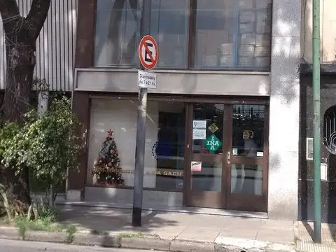 Hermoso local en  Constitución.