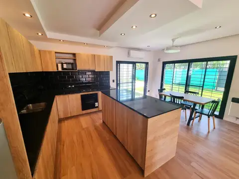 Casa 6 ambientes con 2 baños