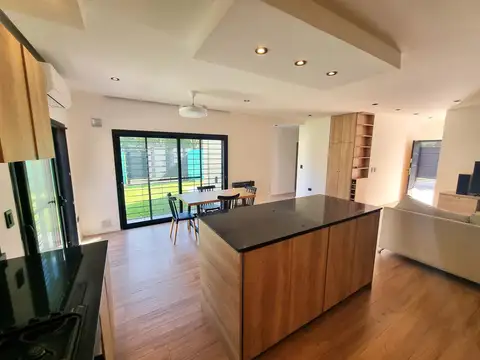 Casa en Venta con 3 cocheras