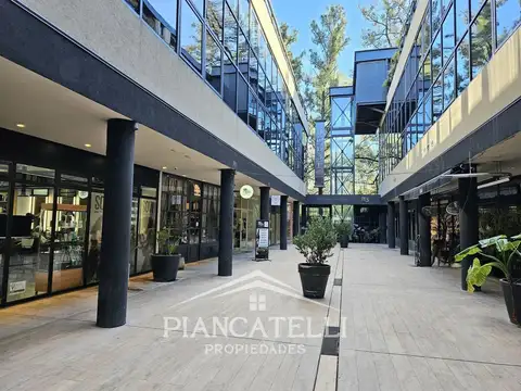 VENTA DE LOCAL EN PARQUE LELOIR SOBRE AVENIDA MARTIN FIERRO