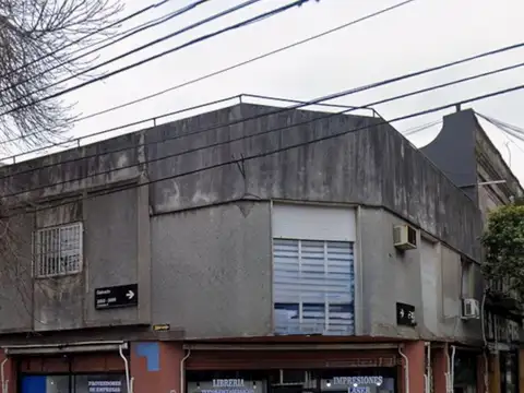 Local comercial de 45 m2 aprox. + sotano de 33 m2 baño, esquina Rioja y Salcedo