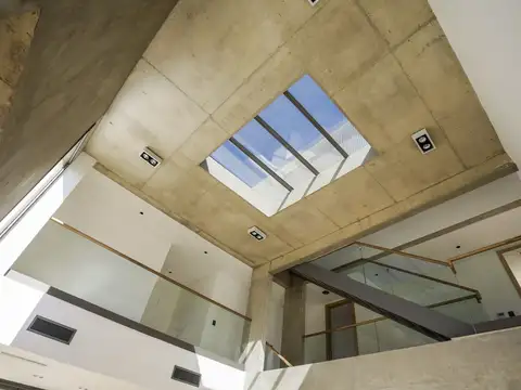 Casa 9 ambientes con 5 baños