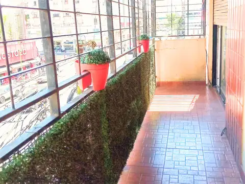 HERMOSO DPTO 4 AMBIENTES CON DEPENDENCIA DE SERVICIO, CON ENTRADA INDEPENDIENTE!