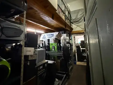 Venta Casa con local al frente  Dos plantas, amplios ambientes, dos dormitorios  Patio con parrilla