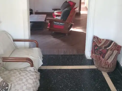 CHALET DE 4 AMBIENTES CON PILETA EN BURZACO