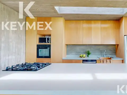 Casa en Venta con 4 cocheras