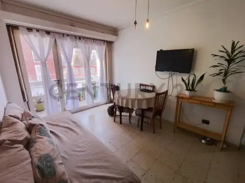 Departamento 2 ambientes con balcón a la calle – Aldrey