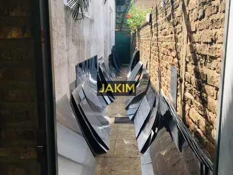 Galpón industrial de 615m2 ubicado a metros de la Av. Pérez Galdós.