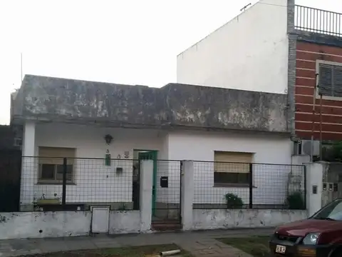 Casa de losa, todo en planta baja, a refaccionar.