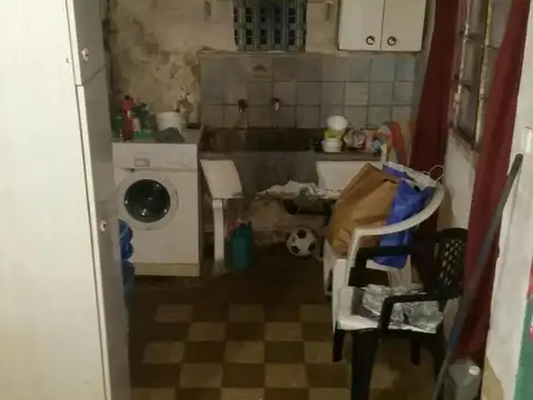 Casa de losa, todo en planta baja, a refaccionar.