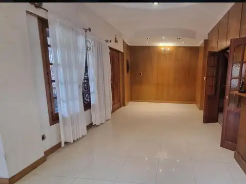 Chalet sobre 2 lotes a pasos de Avenida San Martín, Barrio San Emilio, limite con Quilmes