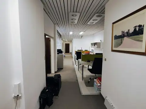 Oficina 8 ambientes con 3 baños