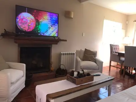 Casa 5 ambientes con 3 baños