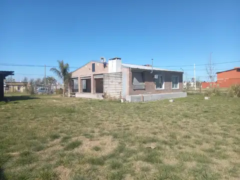 Casa 3 ambientes con 2 baños