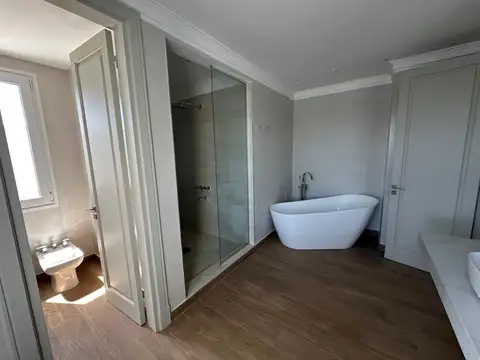 Casa en Venta con 4 cocheras