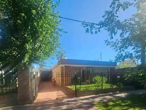 Casa Los Aromos  al 600, Granadero Baigorria rio, casa con jardir a remodelar, piscina