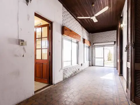 Casa con jardín y patio para reciclar – Escalada