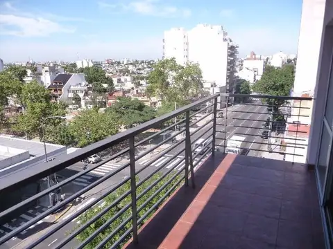 Excelente y amplio monoambiente apto profesional al frente con balcón terraza de categoria