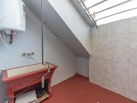 PH con patio y balcón, sin expensas, y muy buena ubicación.