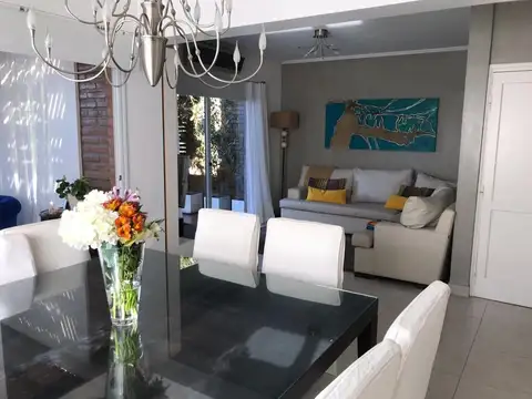 Casa 4 ambientes con 3 baños
