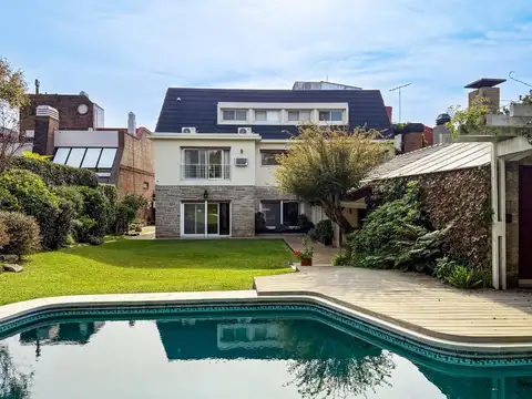 Importante Casa en Venta, 3 Plantas, Con Divino Jardín, Pileta y Quincho - Martínez