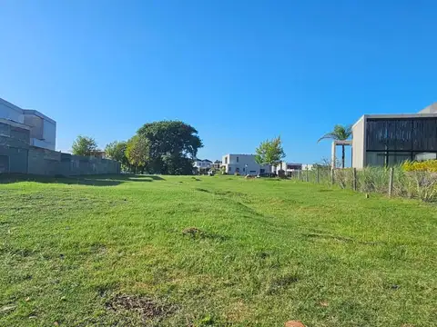 Terreno 1047m2 en venta a laguna en La Calesa, Pilará, Pilar