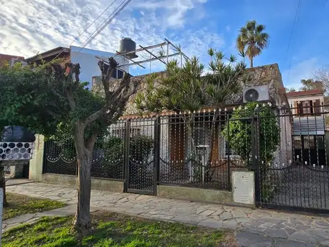 Casa 3 amb C/fondo,quincho,parrilla,cochera, y dpt