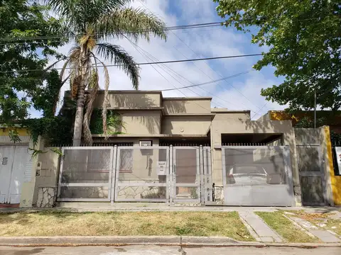 Casa de 3 ambientes con patio, cochera y terraza en venta - Bernal