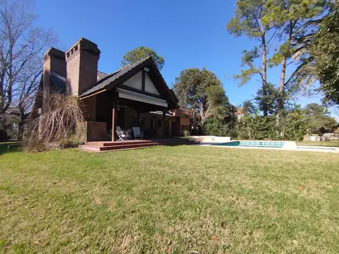 Casa 6 ambientes con 4 baños