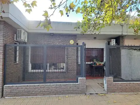 CASA A LA VENTA CALLE FRIAS 1889 ADROGUE A METROS DE AV. ESPORA.