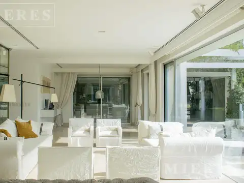 Casa 8 ambientes con 4 baños