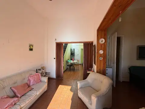 Gran PH al frente 3 amb, terraza, patio, garage. A refaccionar, sup total 145mts Luminoso