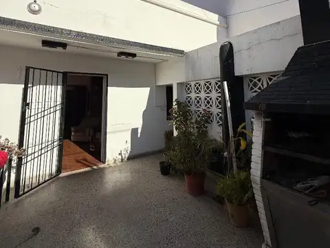 Gran PH al frente 3 amb, terraza, patio, garage. A refaccionar, sup total 145mts Luminoso