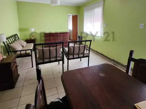 57 entre 27 y 28. Casa en venta. La Plata