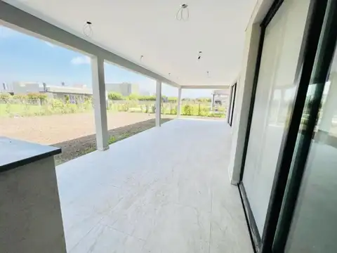 Casa en Alquiler con 2 cocheras