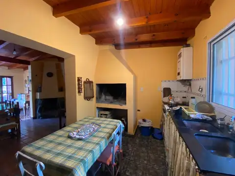 Casa 6 ambientes con 2 baños