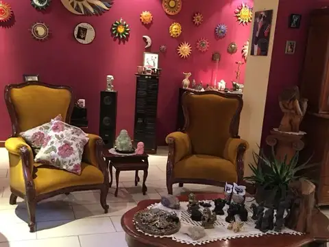 CHALET DE ESTILO UBICADO A 1 CUADRA Y MEDIA DE ESTACIÓN