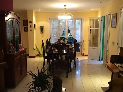 Casa 4 ambientes con 5 baños