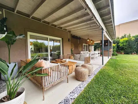 Casa en Alquiler con 2 cocheras