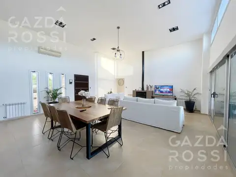 Casa en Venta con 2 cocheras