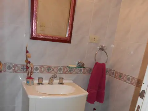 Excelente chalet de cinco ambientes con parque y pileta