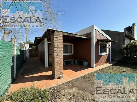 CASA DE DOS DORM  CON COCHERA CUBIERTA, PATIO Y JARDIN EN ROLDAN