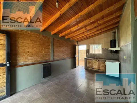 CASA DE DOS DORM  CON COCHERA CUBIERTA, PATIO Y JARDIN EN ROLDAN