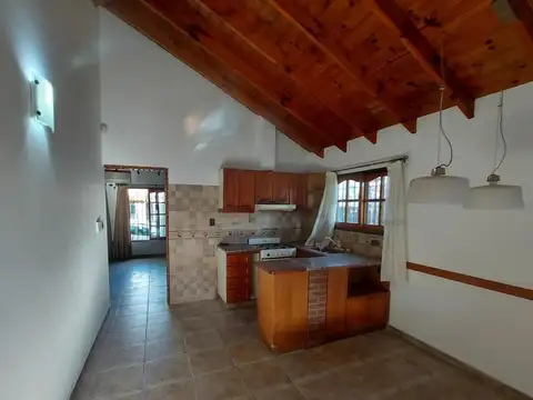 Casa 4 ambientes con 2 baños