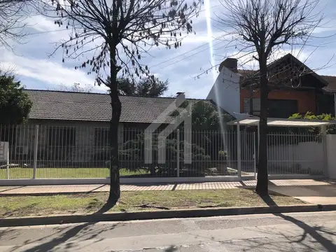 EXCELENTE PROPIEDAD DE  EPOCA DE 1000 MTS DE LOTE EN UNA PLANTA