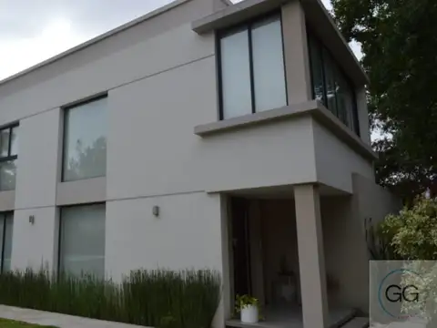 Vende Moderna y Amplia Casa + Lote con Pileta - Ranelagh